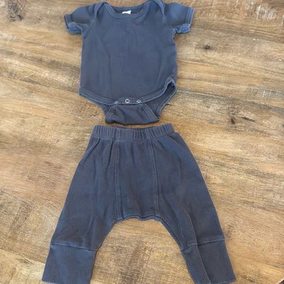 Kate Quinn Matching Set - Picture 2 of 5